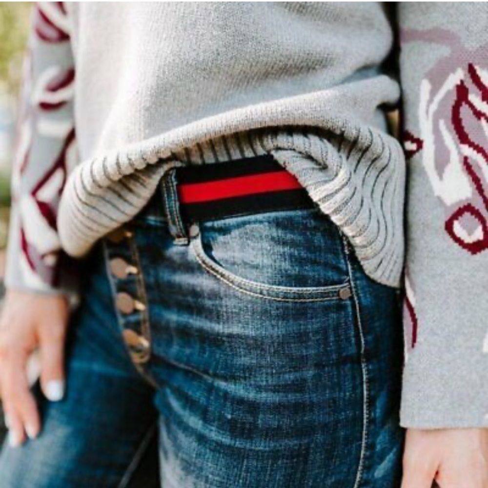 CAbi button fly skinny jeans Red Belted Dark wash. Size 4.